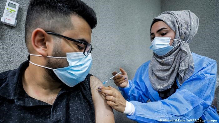 Pfizer BioNTech-Impfstoff wird von einer Krankenschwester im Kindi Hospital in Bagdad verabreicht. Foto: Ahmad al-Rubaye/AFP/Getty Images
