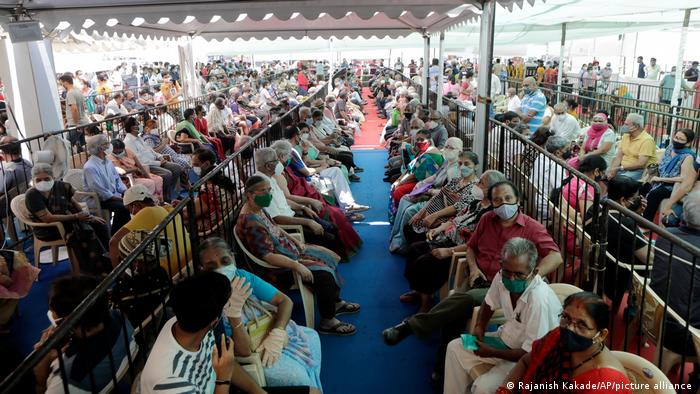 Hundreds of people at a vaccination centre in Mumbai (photo: AP Photo/picture-alliance)