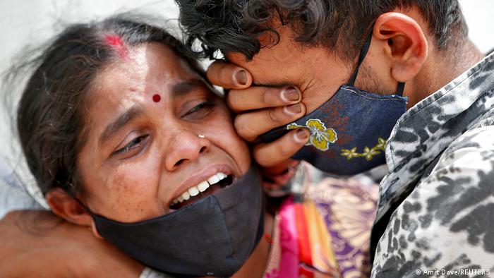 Indien Bildergalerie Coronavirus | Ahmedabad, Trauer Angehörige