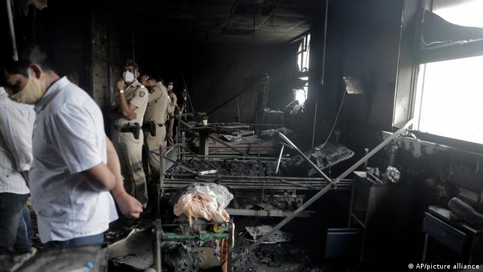 Indien Bildergalerie Coronavirus | Brand im Krankenhaus in Virar, bei Mumbai