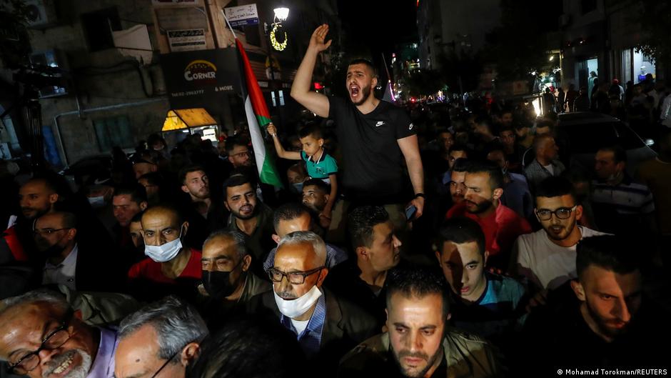 غير موافقين على تأجيل الانتخابات الفلسطينية 2021: متظاهرون في رام الله بالضفة الغربية.