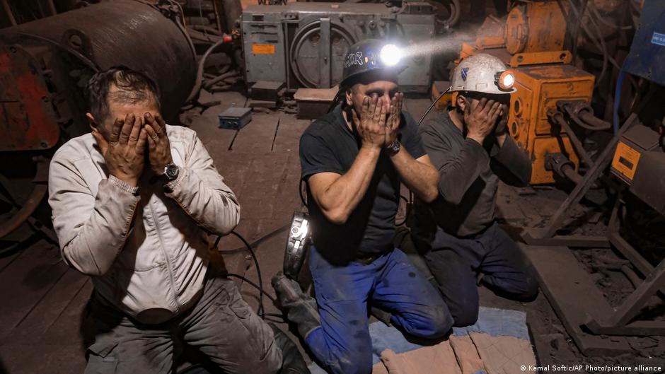 osnische Kohlebergleute beten nach dem Fastenbrechen unter Tage in einem Bergwerk in Zenica, Bosnien, 29. April 2021. Foto: AP Photo/Kemal Softic