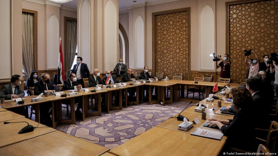 انطلاق المشاورات المصرية التركية في القاهرة حول عودة العلاقات بين البلدين - لأول مرة منذ الإطاحة بمحمد مرسي يزور القاهرة وفد تركي بهذا المستوى.