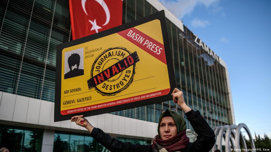 Turkey: Symbolic image: press card, press freedom (photo: Getty Images/AFP/O. Kose)