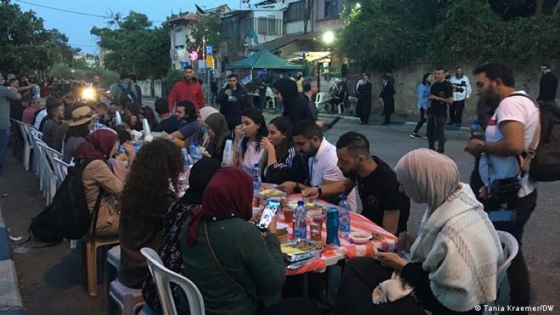 Palestinians and Jewish settlers confronted each throughout the evening iftar meal in Sheikh Jarrah (photo: Tania Kraemer/DW)