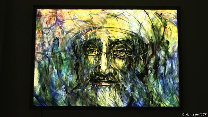 Galeriebilder | Eine Künstlerin aus Afghanistan gestaltet Kirchenfenster:  Frau Maqsoodis Gespür für Licht. (Foto: Manja Wolff/DW) 