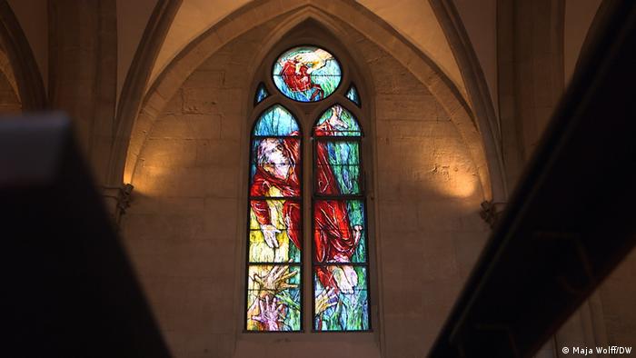 Galeriebilder | Eine Künstlerin aus Afghanistan gestaltet Kirchenfenster:  Frau Maqsoodis Gespür für Licht. (Foto: Manja Wolff/DW) 
