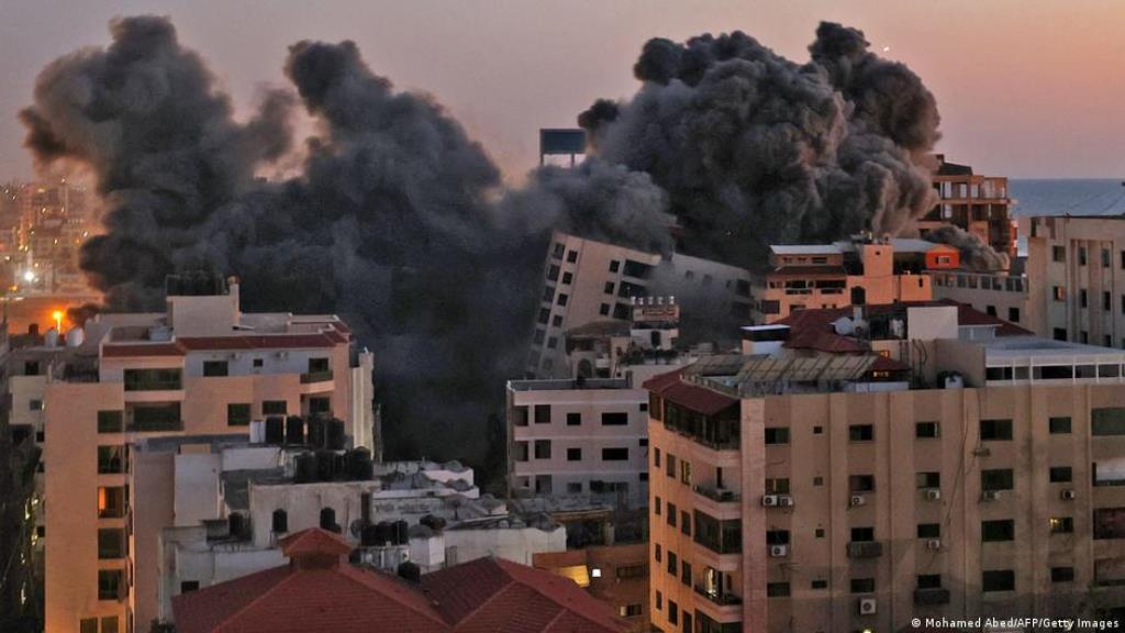 برج هنادي المدمر في مدينة غزة. ( Mohamed Abed/AFP/Getty Images)