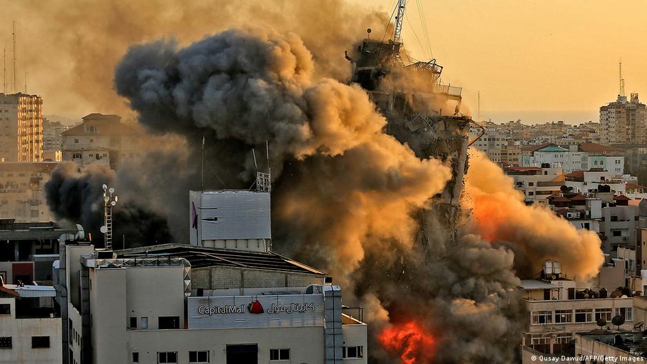 Rauch und Feuer über dem Hochhaus Al-Sharouk, das zusammenfällt, nachdem es von einer israelischen Rakete getroffen wurde; Foto: Qusay Dawud/AFP/Getty Images
