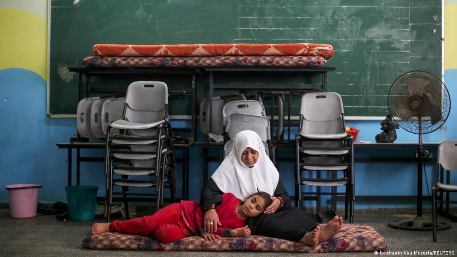 مدينة غزة - فلسطينيون يبحثون عن مأوى من الضربات الجوية في مدرسة. Foto; Ibraheem Abu Mustafa/Reuters