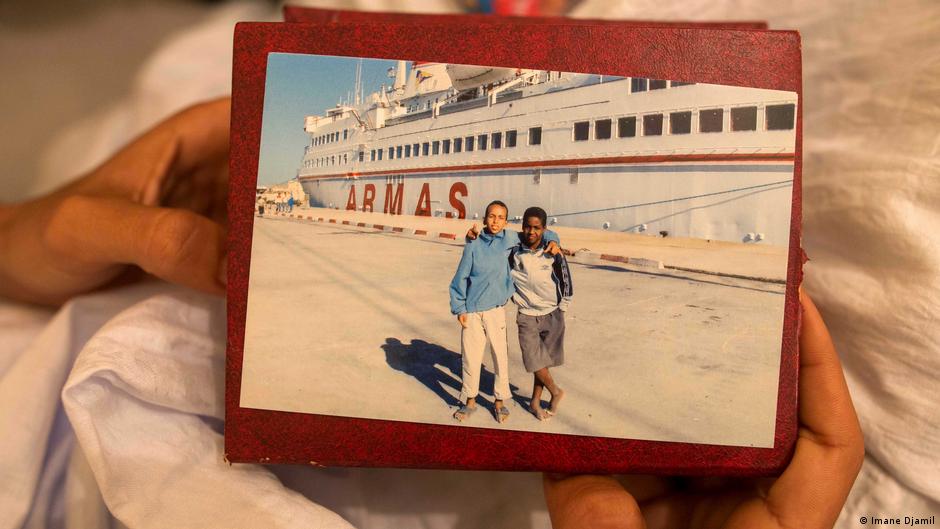 Maatoug hält ein Foto aus dem Jahr 2008, auf dem er und ein Freund vor der Armas Essalama posieren. Foto: Imane Djamil
