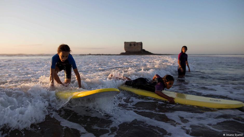Schüler surfen während einer Unterrichtsstunde vor dem La Casa del Mar. Foto: Imane Djamil