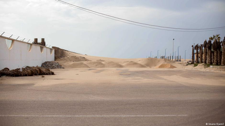 Sandhaufen liegen auf der Hassan II Avenue. Foto: Imane Djamil