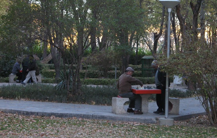 Alte Männer spielen Schach in einem Park in Isfahan, 3.12.2007 (Foto: Ivan Mlinaric/Attribution 2.0 Generic (CC BY 2.0) 
