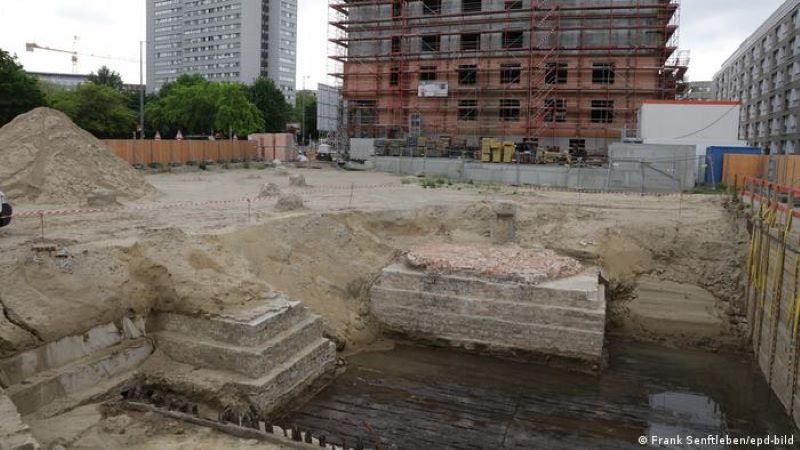 View of the House of One building site showing the historic remains of the Petrikirche (photo: Frank Senftleben/epd-bild)