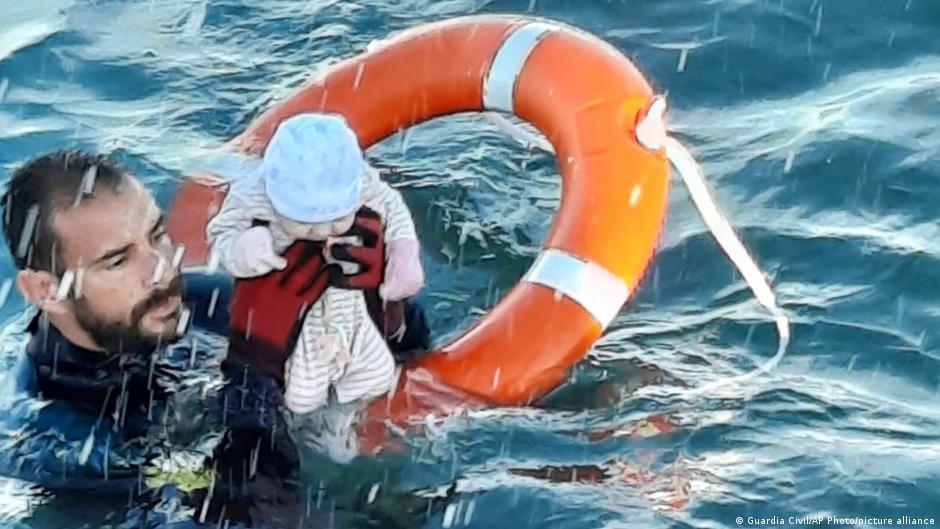 Ein Taucher der spanischen Guardia Civil rettet am 18. Mai 2021 ein Baby aus dem Wasser. (Foto: Guardia Civil/AP Photo/picture alliance )