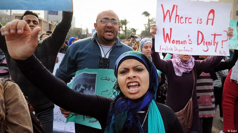 Protestierende Frauen Kairo 2012; Foto: dapd