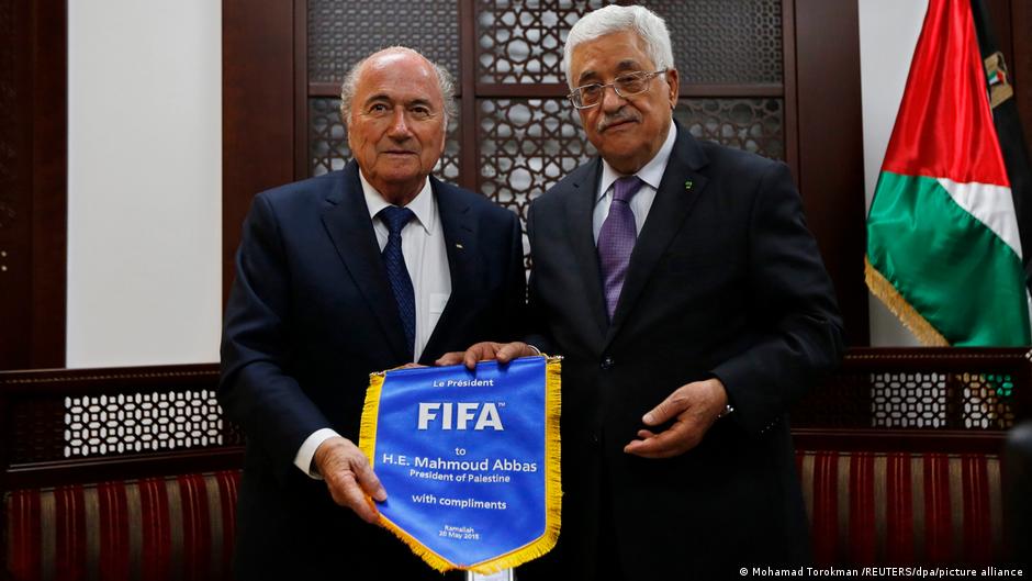Machte sich für Palästinas Fußball stark: Ex-FIFA-Präsident Blatter (l.) 2015 mit Palästinenser-Präsident Abbas (r.) (Foto: Mohamed Torokmah/Reuters/Picture Alliance) 