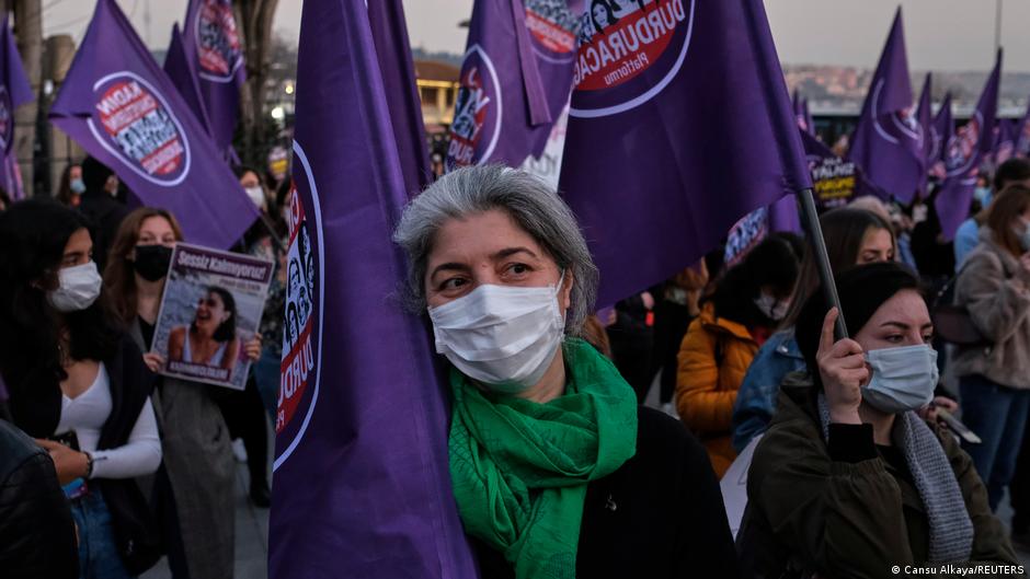 Demonstranten mit Masken zum Schutz vor dem Coronavirus protestieren gegen Femizide und Gewalt gegen Frauen in Istanbul, 5. März 2021; Foto: Reuters/Cansu Alkaya