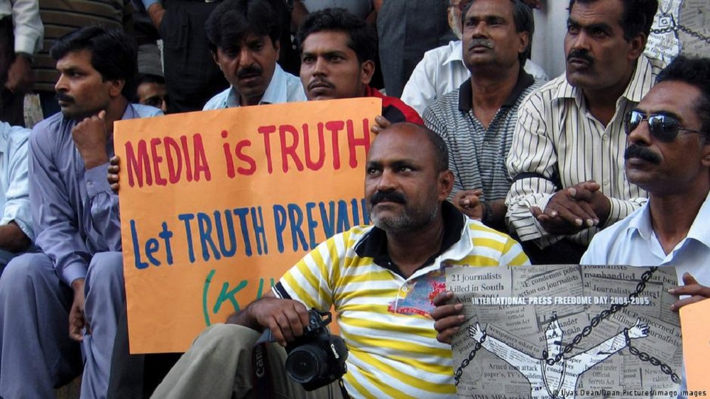 Pakistanische Journalisten protestieren in Karatschi gegen schwierige Arbeitsbedingungen. (Foto: Ilyas Dean/Dean Pictures/imago image)