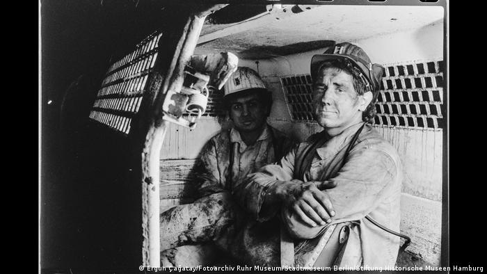Zwei Bergleute in einem Personenwagen im Bergwerk Walsum, Duisburg. Aus der Ausstellung "Wir sind von hier. Deutsch-Türkisches Leben 1990".