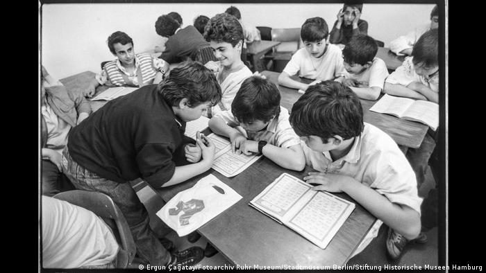 Schüler in einer Klasse beim Lesen. Aus der Ausstellung "Wir sind von hier. Deutsch-Türkisches Leben 1990".