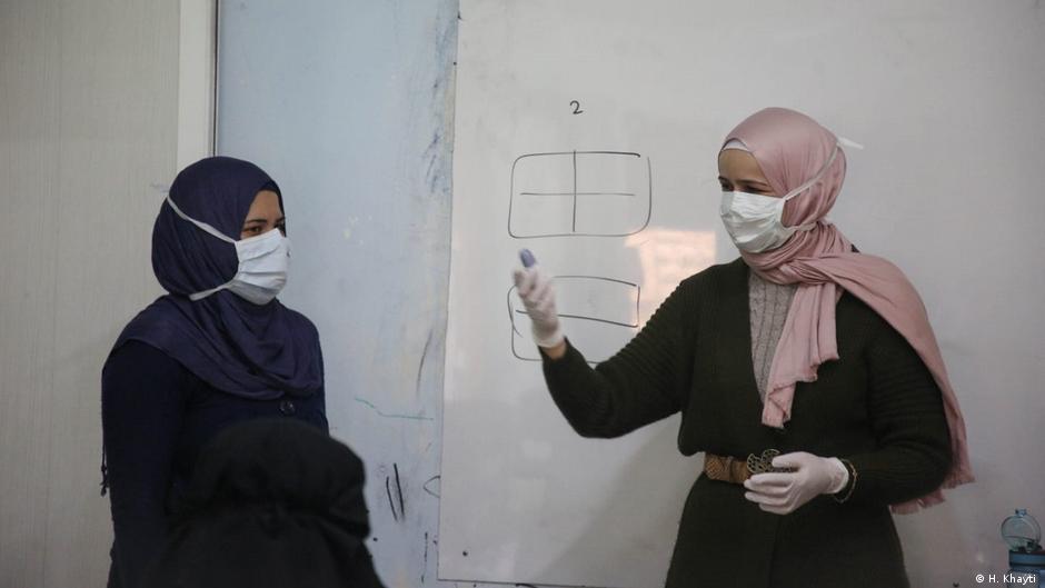 Seit 2018 leitet Huda Khayti (rechts) das Frauenzentrum in Idlib - unter anderem leisten sie dort auch Aufklärungsarbeit zum Thema Corona; Foto: H. Khayti