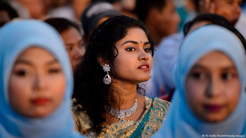 Ein Hindu-Mädchen und muslimische Mädchen nehmen an einer interreligiösen Gebetszeremonie für den Frieden teil.