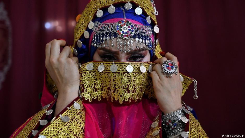 Auf diesem Foto vom 10. Juni 2021 ist eine paschtunische Braut in einer traditionellen Tracht für ihre Hochzeit in einem Schönheitssalon in Kabul zu sehen; Foto: Adek Berry/AFP