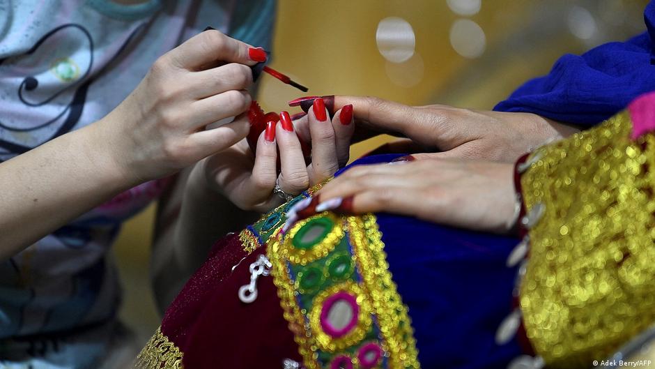 Auf diesem Foto vom 10. Juni 2021 lackiert eine Kosmetikerin die Nägel einer paschtunischen Braut für ihre Hochzeit in einem Schönheitssalon in Kabul; Foto: Adek Berry/AFP