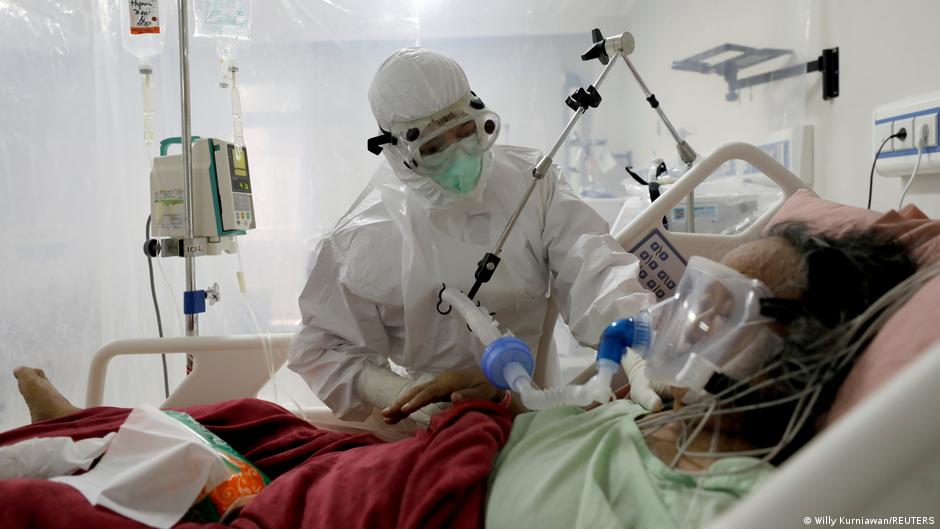 A nurse assists a patient suffering from the coronavirus disease (COVID-19) at the Intensive Care Unit at a hospital in Bogor, Indonesia, 26 January 2021 (photo: Willy Kurniawan/Reuters)
