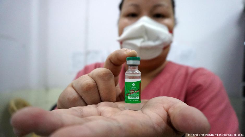 A healthcare worker holds a vial containing doses of COVISHIELD, a coronavirus (COVID-19) vaccine, manufactured by Serum Institute of India, at a vaccination centre, in New Delhi, India on 1 July 2021 (photo: Mayank Makhija/NurPhoto/picture-alliance)