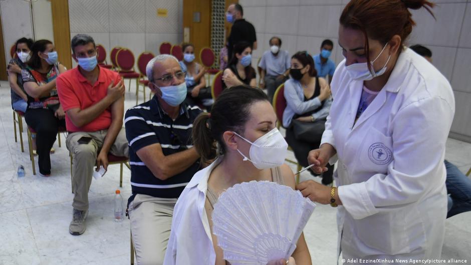 A medical worker administers the COVID-19 vaccine to a woman at a vaccination site in Tunis, Tunisia, on 26 June 2021 (photo: Adel Ezzine/Xinhua/picture-alliance)