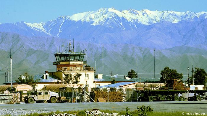 Bagram Air Base der U.S. Air Force am Fuße des Hindukusch in Afghanistan (2004)