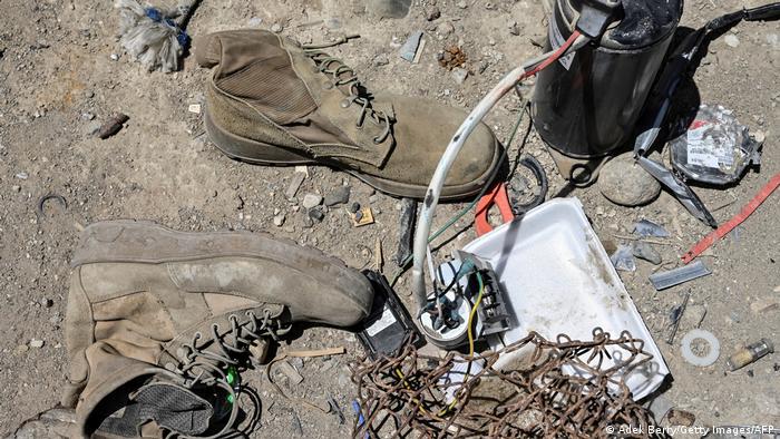 Schuhe, Draht und anderer U.S.-Müll auf dem Schrottplatz von Bagram