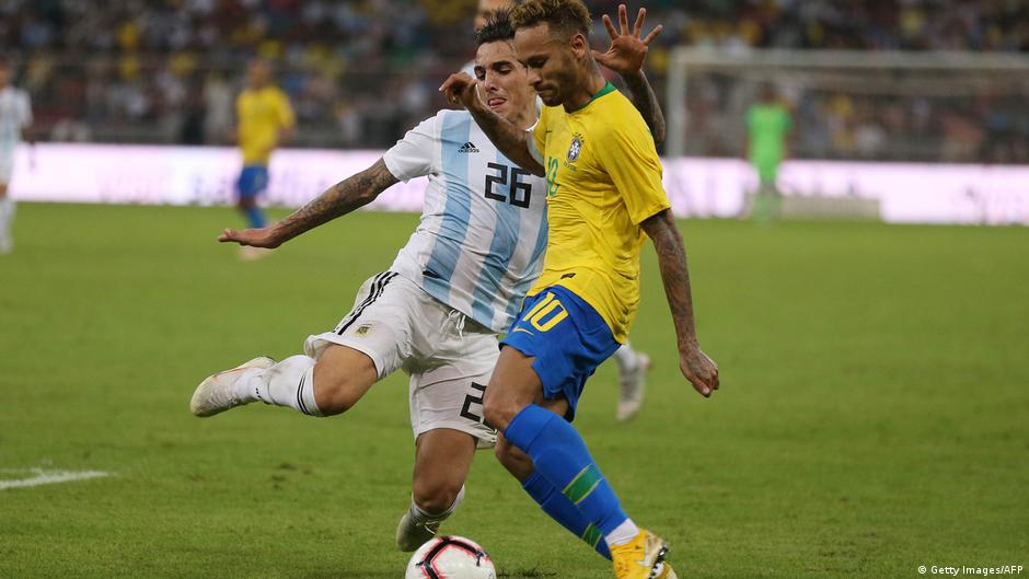 Brazilian forward Neymar (right) in a duel with Argentine defender Renzo Saravia (left) during a friendly match in Saudi Arabia (photo: Getty Images/AFP)