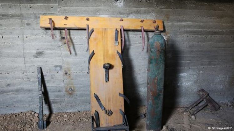 نظرة تظهر بعض الأدوات التي استخدمها "جيش الإٍسلام" للتعذيب في أحد سجونه تحت الأرض في مدينة دوما السورية Foto AFP