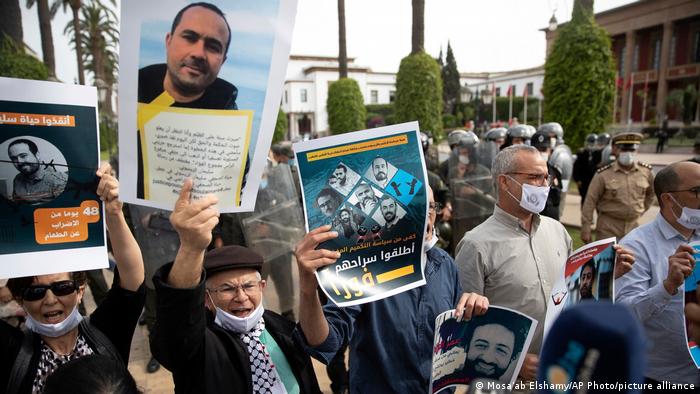  Unterstützer fordern in Rabat die Freilassung der inhaftierten Journalisten Omar Radi und Soulaiman Raissouni (25.05.2021) (Foto: Mosa'ab Elshamy/AP Photo/picture alliance) 