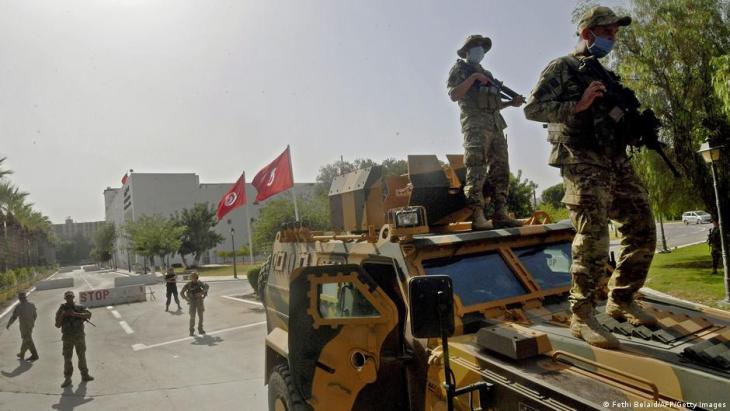 Tunisian soldiers guard the Tunisian parliament (photo: Fethi Belaid/AFP/Getty Images)