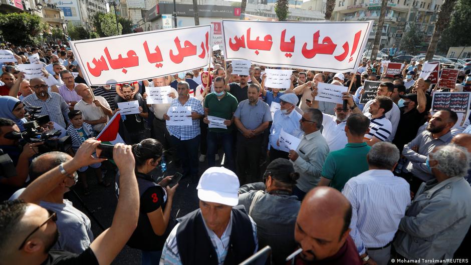 المئات يتظاهرون وسط رام الله مطالبين برحيل الرئيس عباس