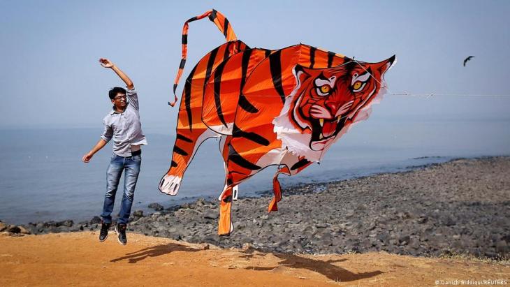 Beim International Kite Festival in Mumbai am 8. Januar 2014 hält ein Teilnehmer einen Drachen in Gestalt eines Tigers; Foto: REUTERS/Danish Siddiqui