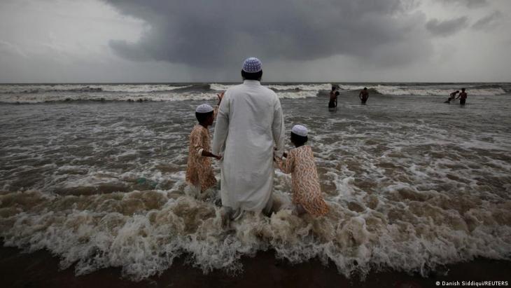 Ein muslimischer Mann mit seinen beiden Kindern am Strand von Mumbai während die Monsoon-Wolken zuziehen am 22. Juli 2011; Foto: REUTERS/Danish Siddiqui