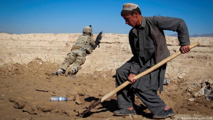 Ein afghanischer Junge an einer Baustelle der US-Armee 3/1 AD Task Force während der US-Soldat au seinem Beobachtungsposten ist während einer gemeinsamen Mission mit den afghanischen Streitkräften in einem Dorf im Distrikt Kherwar in der Provinz Loga in Ost-Afghanistan am 23. Mai 2012; Foto: REUTERS/Danish Siddiqui