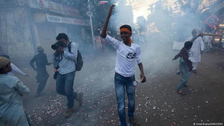 Reuters-Fotograf Danish Siddiqui beim muslimischen Fest der Geburt des Propheten am 16. Februar 2011 in Mumbai, Indien, als während einer Prozession Feuerwerkskörper explodieren; Foto: REUTERS/Danish Siddiqui