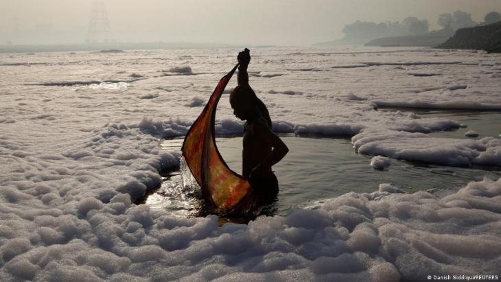 Ein gläubiger Hindu nach dem rituellen Bad im verschmutzten Yamuna-Fluss in Neu-Dehli; Foto: REUTERS/Danish Siddiqui