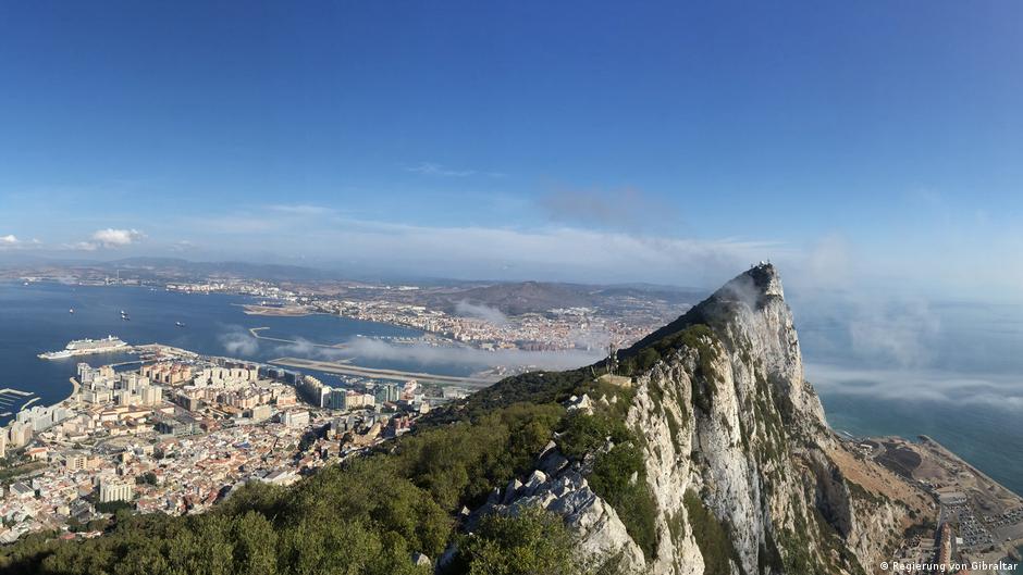 منطقة جبل طارق (الظاهرة في الصورة). Aerial view of Gibralter and the rock of Gibralter from the air (photo: Government of Gibraltar)