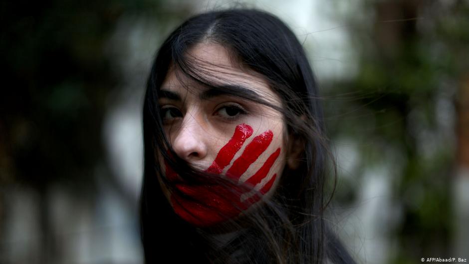 Protest gegen häusliche Gewalt: Eine Demonstrantin in Beirut, Dezember 2019; Foto: AFP/Abaad/P.Baz