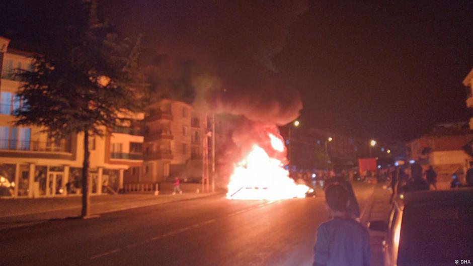 Brennende Geschäfte und Wohnungen bei den Ausschreitungen in Altindag.  Foto: DHA