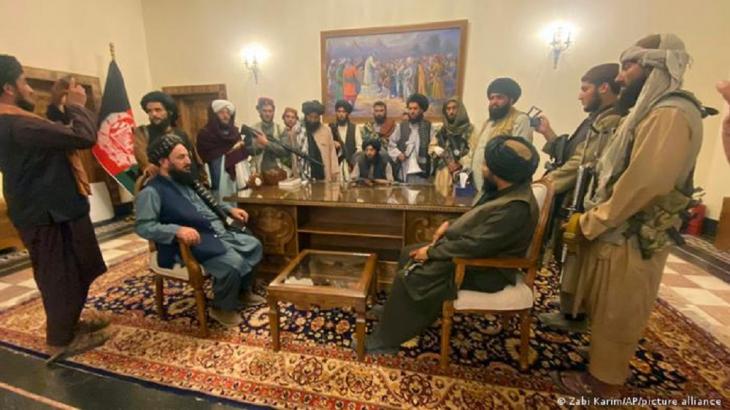 Taliban fighters in the presidential palace in Kabul (photo: Zabi Karim/Ap/picture-alliance)