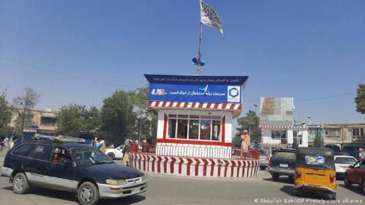 Taliban flag hoisted on the central square in Kunduz (photo: Abdullah Sahil/AP Photo/picture-alliance)